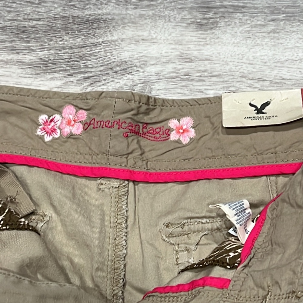 Women's American Eagle Khaki Cargo Capri Pants NWT - Picture 2 of 7